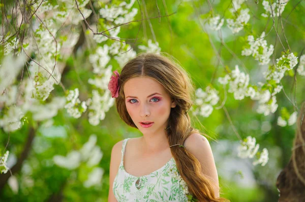 Красива жінка в весняному саду — стокове фото