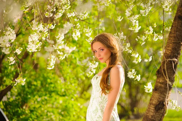 Bella donna in un giardino primaverile — Foto Stock