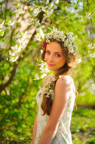 Bella donna in un giardino primaverile — Foto Stock