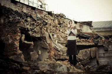 Zavallı kazak ve eşarp giymiş genç kız