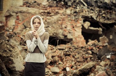 Zavallı kazak ve eşarp giymiş genç kız