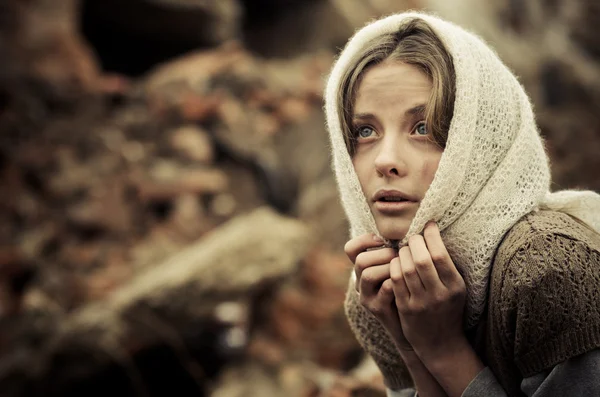貧しい人々 のセーターとマフラーに身を包んだ少女 — ストック写真