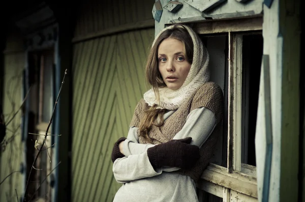 Fiatal lány öltözött a szegény pulóver és sál — Stock Fotó
