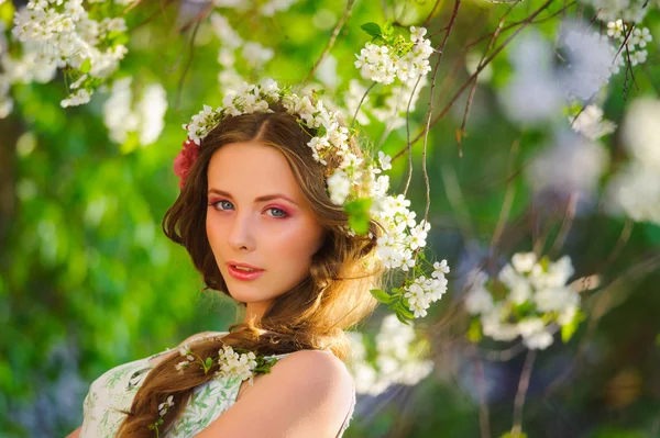 Vacker kvinna i en vårträdgård — Stockfoto