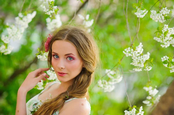 Hermosa mujer en un jardín de primavera — Foto de Stock