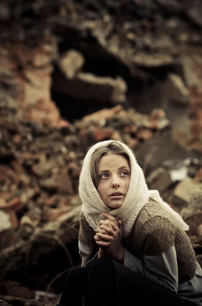 Fiatal lány öltözött a szegény pulóver és sál — Stock Fotó