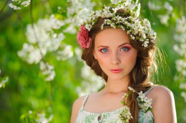 Bahar bahçesinde güzel bir kadın