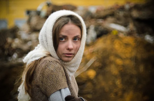 Ung flicka klädd i den fattiga tröja och halsduk — Stockfoto