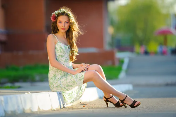 Jovem senhora elegante no vestido, o pôr do sol . — Fotografia de Stock