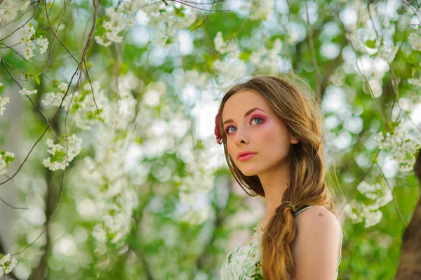 Beautiful  woman in a spring garden — Stock Photo, Image