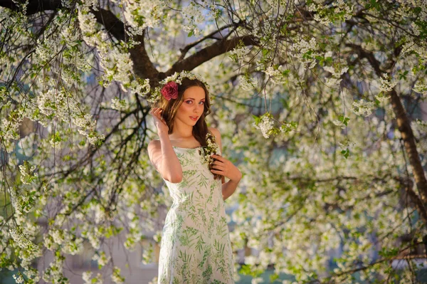Mulher bonita em um jardim de primavera — Fotografia de Stock
