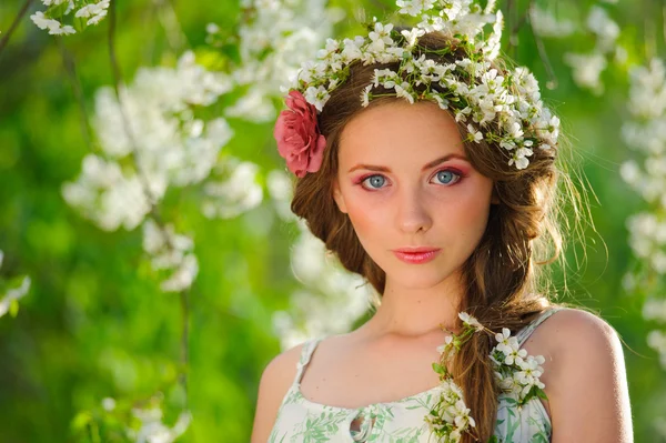 Beautiful  woman in a spring garden — Stock Photo, Image