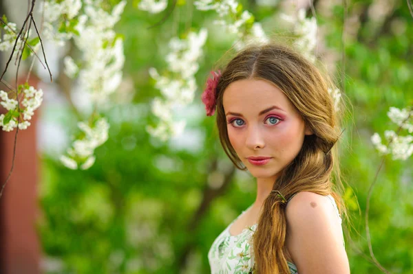 Hermosa mujer en un jardín de primavera — Foto de Stock