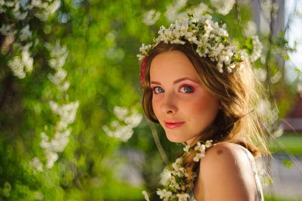 Bella donna in un giardino primaverile — Foto Stock