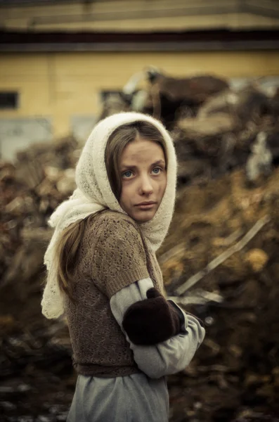 Junges Mädchen im armen Pullover und Schal — Stockfoto