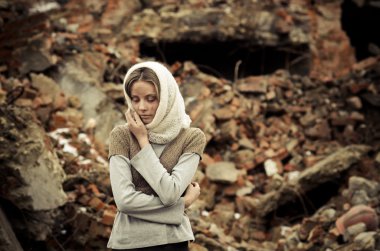 Zavallı kazak ve eşarp giymiş genç kız