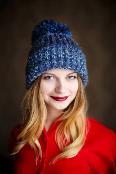 Portrait de femme ludique en bonnet d'hiver tricoté — Photo