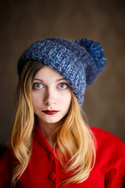 겨울 니트 모자에 장난 여자의 초상화 — 스톡 사진