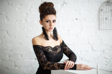 Akşam makyaj ve saç modeli poz ile siyah elbiseli güzel model