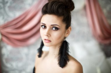 Akşam makyaj ve saç modeli poz ile siyah elbiseli güzel model