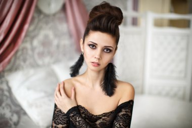 Akşam makyaj ve saç modeli poz ile siyah elbiseli güzel model