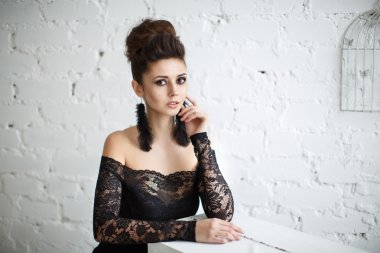 Akşam makyaj ve saç modeli poz ile siyah elbiseli güzel model