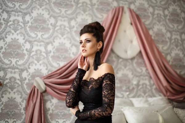 저녁 화장과 머리 포즈와 검은 드레스에 아름 다운 모델 — 스톡 사진