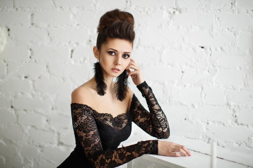 Hermosa modelo en vestido negro con maquillaje de noche y peinado posando:  fotografía de stock © zakharovaleksey #104947896 | Depositphotos