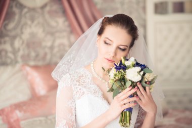 Güzel gelinin portresi. Gelinlik. Düğün süslemesi