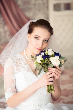 Güzel gelinin portresi. Gelinlik. Düğün süslemesi
