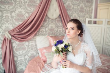 Güzel gelinin portresi. Gelinlik. Düğün süslemesi