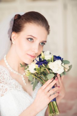 Güzel gelinin portresi. Gelinlik. Düğün süslemesi