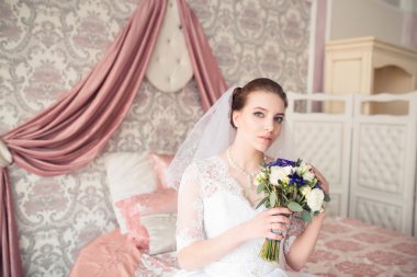 Güzel gelinin portresi. Gelinlik. Düğün süslemesi