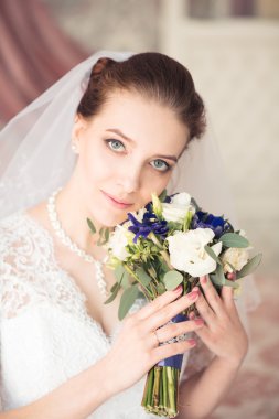 Güzel gelinin portresi. Gelinlik. Düğün süslemesi