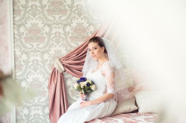 Güzel gelinin portresi. Gelinlik. Düğün süslemesi