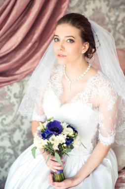 Güzel gelinin portresi. Gelinlik. Düğün süslemesi