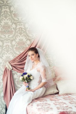 Güzel gelinin portresi. Gelinlik. Düğün süslemesi