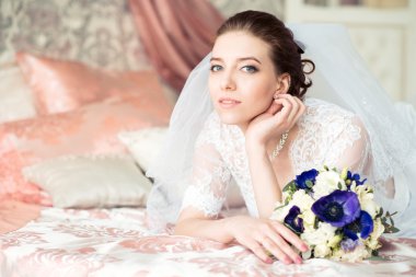 Güzel gelinin portresi. Gelinlik. Düğün süslemesi