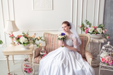 Güzel gelinin portresi. Gelinlik. Düğün süslemesi