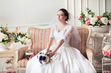 Güzel gelinin portresi. Gelinlik. Düğün süslemesi