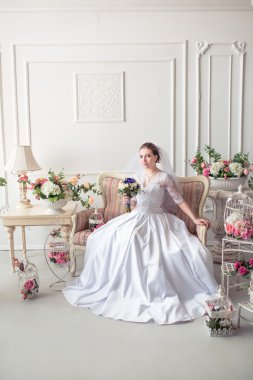 Güzel gelinin portresi. Gelinlik. Düğün süslemesi