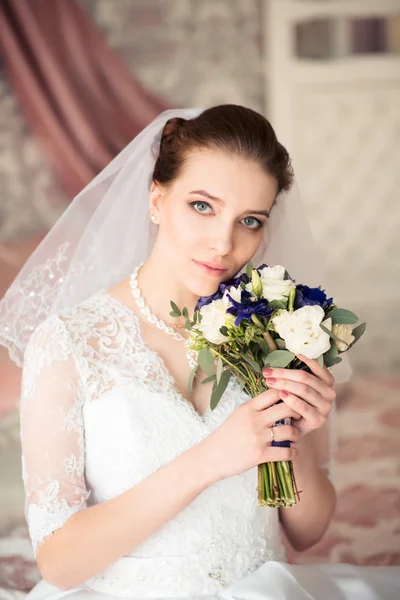 Portrait de belle mariée. Robe de mariée. Décoration de mariage — Photo