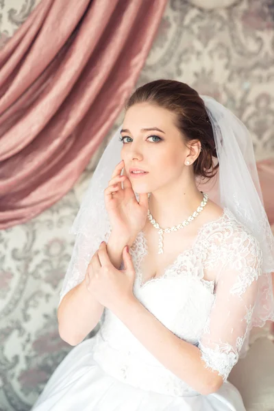 Retrato de novia hermosa. Vestido de novia. Decoración de boda — Foto de Stock