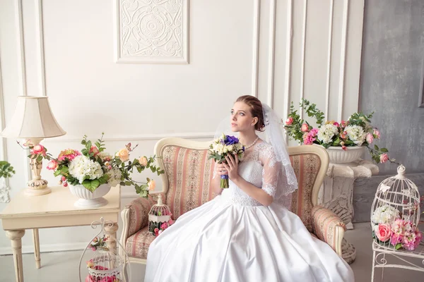 Retrato de novia hermosa. Vestido de novia. Decoración de boda — Foto de Stock