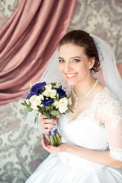 Portrait de belle mariée. Robe de mariée. Décoration de mariage — Photo