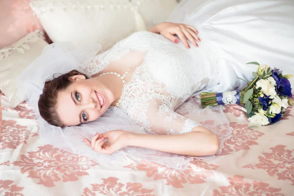 Retrato de novia hermosa. Vestido de novia. Decoración de boda — Foto de Stock