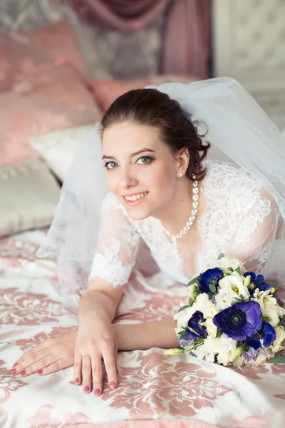 Retrato de novia hermosa. Vestido de novia. Decoración de boda — Foto de Stock