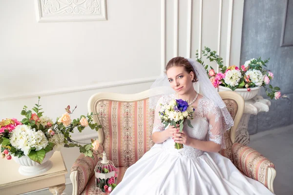 Retrato de noiva bonita. Vestido de noiva. Decoração de casamento — Fotografia de Stock