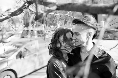 Sokakta genç şehvetli çift portresi