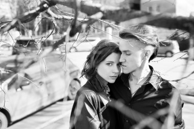 Sokakta genç şehvetli çift portresi